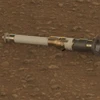 Ống mẫu vật đầu tiên được xe tự hành Perseverance đặt trên bề mặt Sao Hỏa. (Nguồn: NASA)
