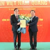 Ông Cao Tường Huy, Quyền Chủ tịch UBND tỉnh Quảng Ninh trao Quyết định bổ nhiệm Giám đốc Bệnh viện Việt Nam-Thụy Điển Uông Bí cho ông Trần Anh Cường. (Nguồn: Báo Quảng Ninh)