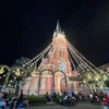 Nhà thờ Tân Định (quận 3) được trang trí bằng hàng trăm ngôi sao nhỏ lung linh sắc màu. (Ảnh: Thu Hương/TTXVN)