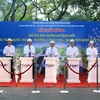 Các đại biểu thực hiện nghi thức khởi công dự án đường nối Trần Quốc Hoàn-Cộng Hòa. (Ảnh: Tiến Lực/TTXVN)
