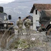 Các binh sỹ NATO tại một trạm kiểm soát trên con đường gần cửa khẩu biên giới Jarinje phía bắc Kosovo, dọc biên giới Kosovo-Serbia, ngày 18/12/2022. (Nguồn: AP)