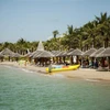 Bãi biển Hòn Tằm Nha Trang hoang sơ, trong vắt cùng sóng biển quanh năm luôn lặng yên. (Ảnh: Hồng Đạt/TTXVN)