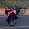 Hình ảnh đối tượng Tùng mặc đồ "ông già Noel" bốc đầu gây nguy hiểm trên cao tốc. (Ảnh cắt từ clip)