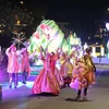 Đoàn vũ công quốc tế với trang phục truyền thống thể hiện những vũ điệu cuồng nhiệt, chào mừng lễ hội hoa đang diễn ra tại phố núi Đà Lạt. (Ảnh: Nguyễn Dũng/TTXVN)