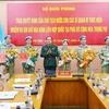 Thượng tướng Phùng Sĩ Tấn trao quyết định cho 4 sỹ quan và chúc mừng 4 sỹ quan đã hoàn thành nhiệm vụ ngày 16/12. (Ảnh: Trọng Đức/TTXVN)