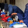 Phụ nữ Afghanistan làm việc tại một xưởng may ở Jalalabad, ngày 1/12/2022. (Ảnh: AFP/TTXVN)
