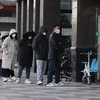 Người dân xếp hàng mua bộ xét nghiệm COVID-19 tại Thiểm Tây, Trung Quốc ngày 20/12/2022. (Ảnh: AFP/TTXVN)
