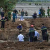 Lực lượng chức năng tiếp tục nỗ lực giải cứu em Thái Lý Hạo Nam. (Ảnh: Nhựt An/TTXVN)