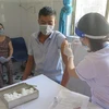 Lực lượng y tế tỉnh Kon Tum đang khẩn trương triển khai tiêm vaccine Abdala cho người dân. (Ảnh: Dư Toán/TTXVN)
