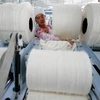 Công nhân làm việc trong một nhà máy sợi ở tỉnh An Huy, Trung Quốc. (Ảnh: AFP/TTXVN)