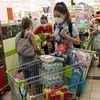 Người dân mua sắm tại một siêu thị ở Bangkok, Thái Lan. (Ảnh: AFP/TTXVN)