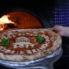 Chế biến Pizza tại một nhà hàng ở Naples, Italy. (Ảnh: AFP/TTXVN)