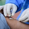 Nhân viên y tế tiêm vaccine phòng COVID-19 cho người dân tại tỉnh Hải Nam, Trung Quốc, ngày 23/12/2022. (Ảnh: THX/TTXVN)