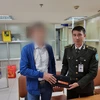Anh Nguyễn Như Dương, nhân viên An ninh sân đỗ ôtô - Trung tâm An ninh hàng không Nội Bài - trao trả lại tài sản thất lạc cho hành khách. (Ảnh: NIA)