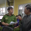 Công an thi hành lệnh bắt giữ Giám đốc Trung tâm Đăng kiểm 50-17D Hồ Hữu Tài. (Nguồn: Báo Thanh niên)