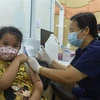 Nhân viên y tế tiêm vaccine phòng COVID-19 cho trẻ em tại Bangkok, Thái Lan. (Ảnh: THX/TTXVN)