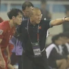 HLV Park Hang-seo chỉ đạo Văn Toàn vào sân thay cho Quang Hải ở những phút cuối trận. (Ảnh: Minh Quyết/TTXVN)