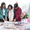Hội báo Xuân Quý Mão 2023 tại Điện Biên thu hút nhiều bạn đọc tham quan. (Ảnh: Xuân Tư/TTXVN)