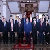 Chủ tịch UBND Thành phố Hồ Chí Minh Phan Văn Mãi và ông Jonathan Choi, Chủ tịch Tập đoàn Sunwah, Hong Kong (Trung Quốc) cùng các đại biểu chụp ảnh lưu niệm. (Ảnh: Xuân Khu/TTXVN)