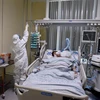 Nhân viên y tế điều trị cho bệnh nhân mắc COVID-19 tại Saint Petersburg, Nga. (Ảnh: AFP/TTXVN)