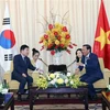Chủ tịch UBND Thành phố Hồ Chí Minh Phan Văn Mãi tiếp Chủ tịch Quốc hội Hàn Quốc Kim Jin-pyo. (Ảnh: Xuân Khu/TTXVN)