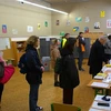Cử tri bỏ phiếu tại một địa điểm bầu cử ở Prague, Cộng hòa Séc. (Ảnh: THX/TTXVN)