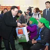 Chủ tịch Quốc hội Vương Đình Huệ tặng quà cho người cao tuổi là đồng bào dân tộc thiểu số. (Ảnh: Doãn Tấn/TTXVN)