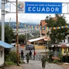 Các binh sỹ Ecuador đứng gác tại cửa khẩu biên giới với Colombia. (Nguồn: Reuters)