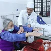 Thăm khám cho bệnh nhân tại khoa Cấp cứu, Bệnh viện Phổi Lạng Sơn những ngày giáp Tết Nguyên đán Quý Mão 2023. (Ảnh: Anh Tuấn/TTXVN)