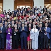 Thủ tướng Phạm Minh Chính chụp ảnh chung với kiều bào tiêu biểu dự Chương trình Xuân Quê hương 2023. (Ảnh: Dương Giang/TTXVN 