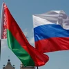 Quốc kỳ Belarus và quốc kỳ Nga. (Nguồn: Reuters)