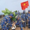 Các chiến sỹ trồng cây bàng vuông trên đảo An Bang. (Ảnh: Nguyễn Cúc/TTXVN)