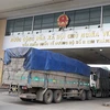 Hoạt động xuất nhập khẩu tại cửa khẩu đường bộ số 2 Kim Thành-Lào Cai. (Ảnh: Quốc Khánh/TTXVN)