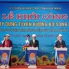 Các đại biểu bấm nút Khởi công Dự án đầu tư xây dựng tuyến đường bộ song hành Quốc lộ 21, tại xã Khả Phong, huyện Kim Bảng. (Ảnh: Thanh Tuấn/TTXVN)