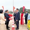Đón Đoàn đại biểu Thành ủy Đông Hưng, Trung Quốc tại cửa khẩu quốc tế Móng Cái, Quảng Ninh. (Ảnh: TTXVN phát)