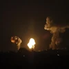 Khói lửa bốc lên sau khi máy bay Israel không kích xuống Khan Yunis, phía Nam Dải Gaza ngày 2/1/2022. (Ảnh: AFP/TTXVN)