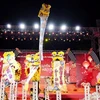 Màn trình diễn múa lân leo giàn Mai Hoa Thung độc đáo tại đêm hội. (Ảnh: Thu Hương/TTXVN)