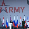 Tổng thống Nga Vladimir Putin (trái) và Bộ trưởng Quốc phòng Sergei Shoigu tham dự lễ khai mạc Diễn đàn Kỹ thuật-Quân sự Quốc tế "Army-2021," tại Moskva ngày 23 tháng 8 năm 2021. (Nguồn: Reuters)