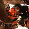 Lực lượng cứu hộ giải cứu em bé 4 tháng tuổi khỏi đống đổ nát sau trận động đất tại Antakya, tỉnh Hatay, Thổ Nhĩ Kỳ, ngày 8/2/2023. (Ảnh: AFP/TTXVN)