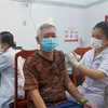 Người dân đến tiêm vaccine phòng COVID-19 tại Trạm Y tế xã Thanh Đức, huyện Long Hồ, Vĩnh Long. (Ảnh: Lê Thúy Hằng/TTXVN)