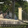 Tháo dỡ hàng rào Công viên Thống Nhất. (Ảnh: Hoàng Đạt/Vietnam+)
