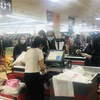 Người dân thanh toán mua hàng tại siêu thị Vinmart. (Ảnh: Trần Việt/TTXVN)