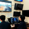Cán bộ Chi cục Hải quan Hòn Gai giám sát trực tuyến hàng hóa qua cảng Cái Lân, Hạ Long, Quảng Ninh. (Ảnh: Thanh Vân/TTXVN)