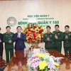 Trưởng Ban Tuyên giáo Trung ương Nguyễn Trọng Nghĩa chúc mừng tập thể Bệnh viện Quân y 103. (Ảnh: Trọng Đức/TTXVN)