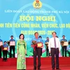 Trao thưởng cho các điển hình tiến tiến, danh hiệu Sáng kiến trong công nhân viên chức lao động Thủ đô Hà Nội năm 2020. (Ảnh: Lê Hồng/TTXVN) 