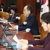 Bộ trưởng Tài chính Choo Kyung-ho (thứ 2 từ phải sang ) tại cuộc họp ở Seoul, Hàn Quốc. (Ảnh: Yohap/TTXVN)