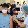 Tiêm vaccine phòng COVID-19 cho học sinh tại Hải Phòng. (Ảnh: Văn Dũng/TTXVN)