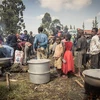 Tình nguyện viên chuẩn bị bữa ăn cứu trợ cho người tị nạn tại Kanyarushinya, phía bắc Goma, CHDC Congo. (Ảnh: AFP/TTXVN)