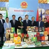 Đại sứ Việt Nam tại Italy Dương Hải Hưng cùng đại diện các doanh nghiệp tham gia Hội chợ Macfrut 2022. (Ảnh: Dương Hoa/TTXVN)