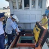 Lực lượng chức năng tỉnh Bà Rịa-Vũng Tàu kiểm tra tàu cá của ngư dân huyện Long Điền về chấp hành IUU trước khi ra khơi xuất bến. (Ảnh: Hoàng Nhị/TTXVN)